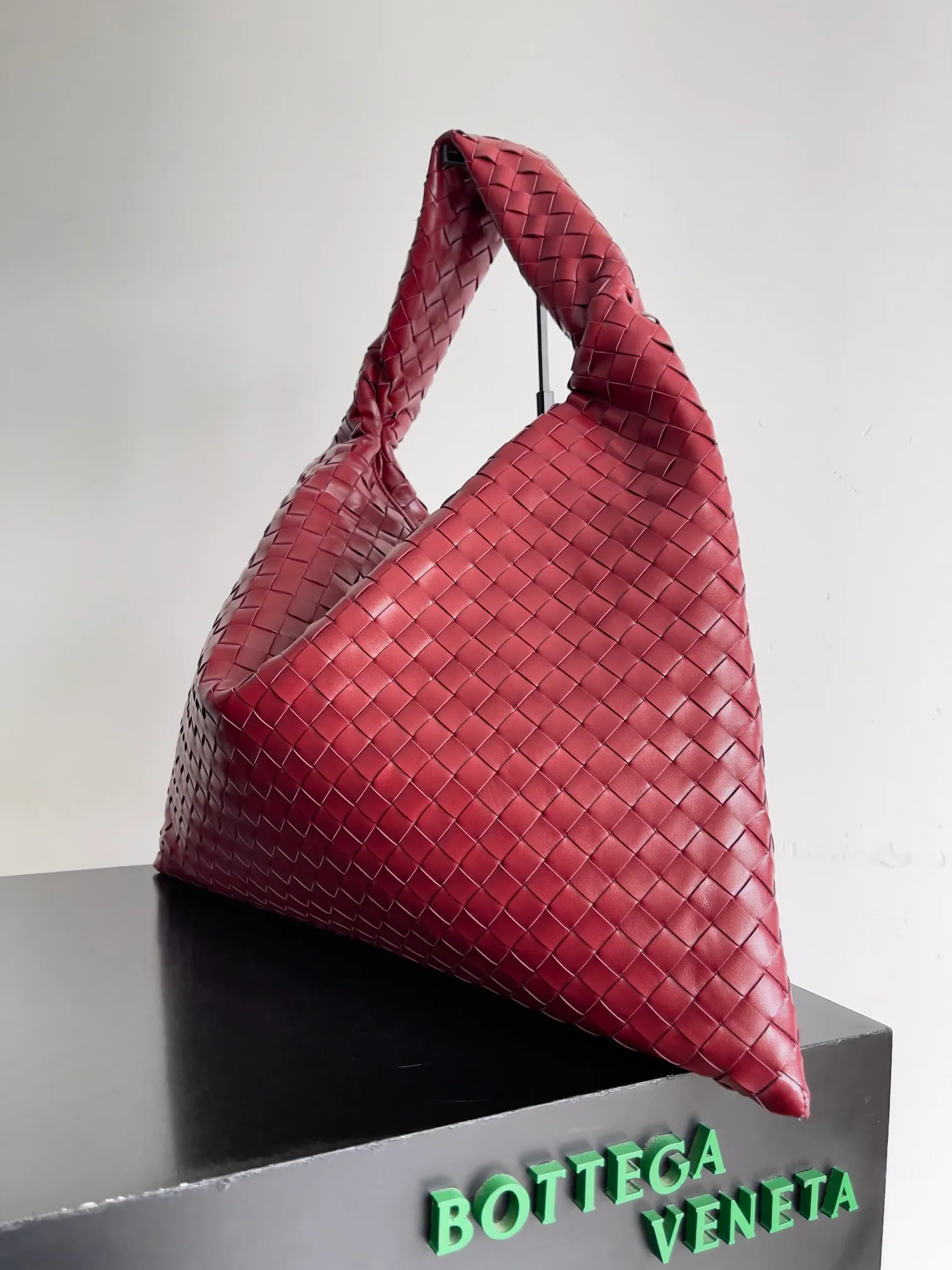 Batch 2160 Recently, I seem to be obsessed with this bag from BV~ The new Hop is really not too beautiful. The whole bag has no seams. The bag body and handles are made of one piece of leather. It embodies the style and essence of Bottega Veneta. It truly represents craftsmanship and creativity. The large size has a very loose and lazy upper body. Big bag lovers will definitely not regret buying it. Style number: 763970 Size: 53*24*13